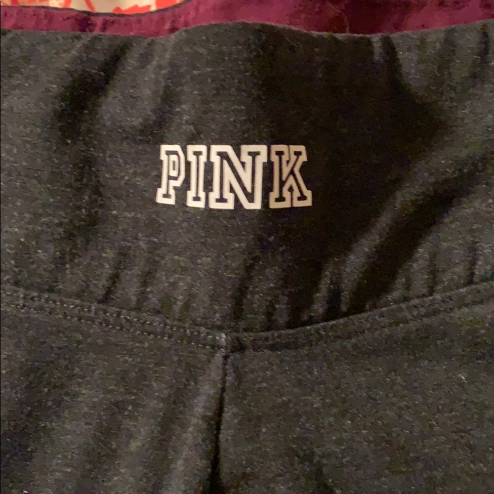PINK YOGA LEGGINGS.